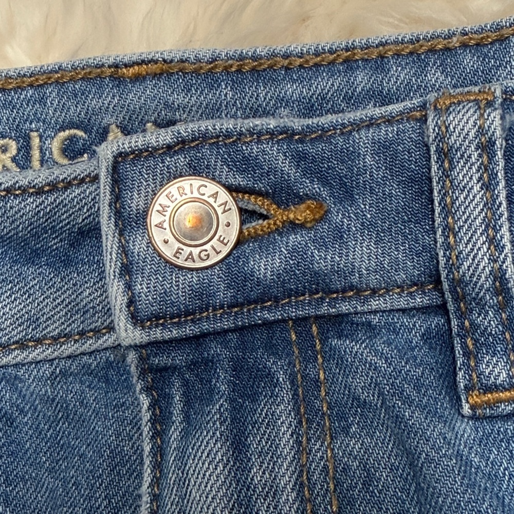 American Eagle women’s Embroidered Light Blue Denim raw hem Shorts size 4 - Picture 10 of 11